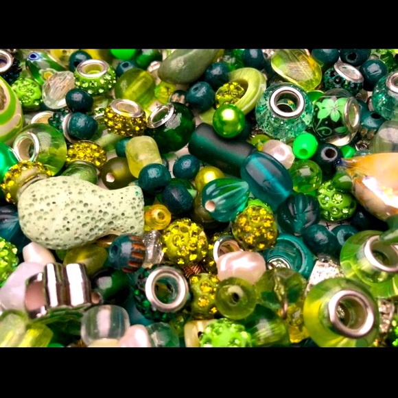 Large GREEN BEADS CHARMS DIY JEWELRY MAKING CRAFTING SUPPLIES BUNDLE MIXED LOT - Picture 5 of 11